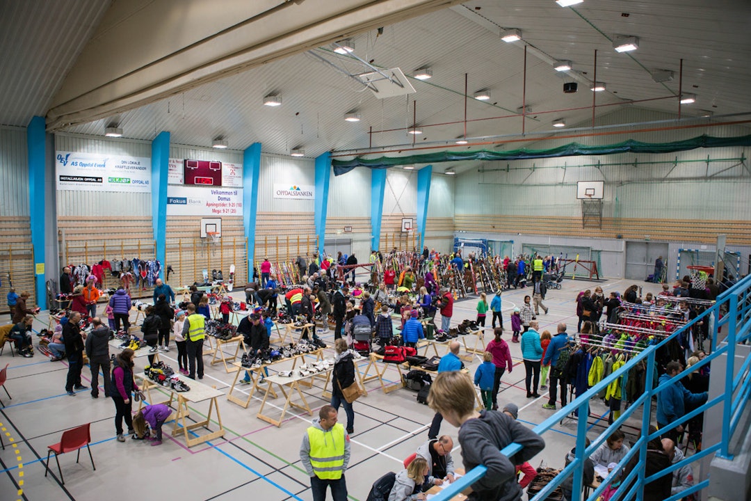 MESSESTEMNING: Skibyttemarkeder er et sikkert høsttegn. Hold øynene åpne i området der du bor , og spar noen tusenlapper på dyrt skiutstyr. Foto: Tore Merik Skibyttemarkeder er et sikkert høsttegn, og kommende helg braker det løs. Foto: Tore Meirik