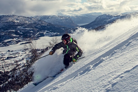 FJORD OG FJELL: Skipatruljens lokale kjentmann Lars Tore Lesteberg presenterer Sogn Skisenter fra en svært oppegående dag i mars. Bilde: Bård Gundersen Sogn skisenter heggemyrane luster hafslo