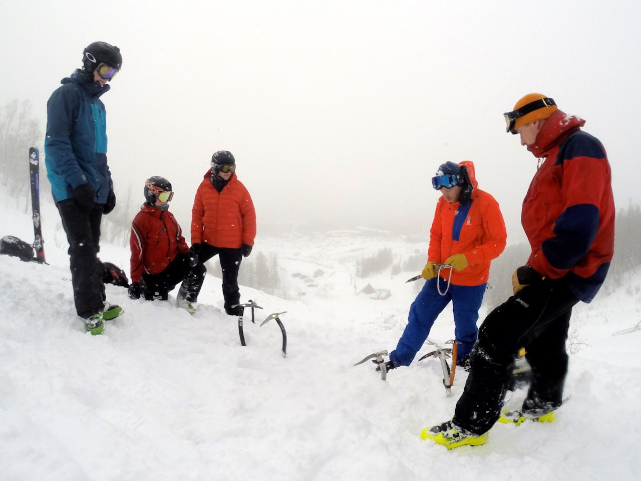 TØFFE FORHOLD: Sikkerhetsfokuset ble ekstra tydelig i Narviks tøffe forhold. Tindevegleder Marius Opdahl Larsen demonstrerte riktig bruk av isøks og hvordan man gjør self-arrest. Foto: Micke Af Ekenstam / Narvik Rando TØFFE FORHOLD: Sikkerhetsfokuset ble ekstra tydelig i Narviks tøffe forhold. Tindevegleder Marius Opdahl Larsen demonstrerte riktig bruk av isøks og hvordan man gjør self-arrest. Foto: Micke Af Ekenstam / Narvik Rando