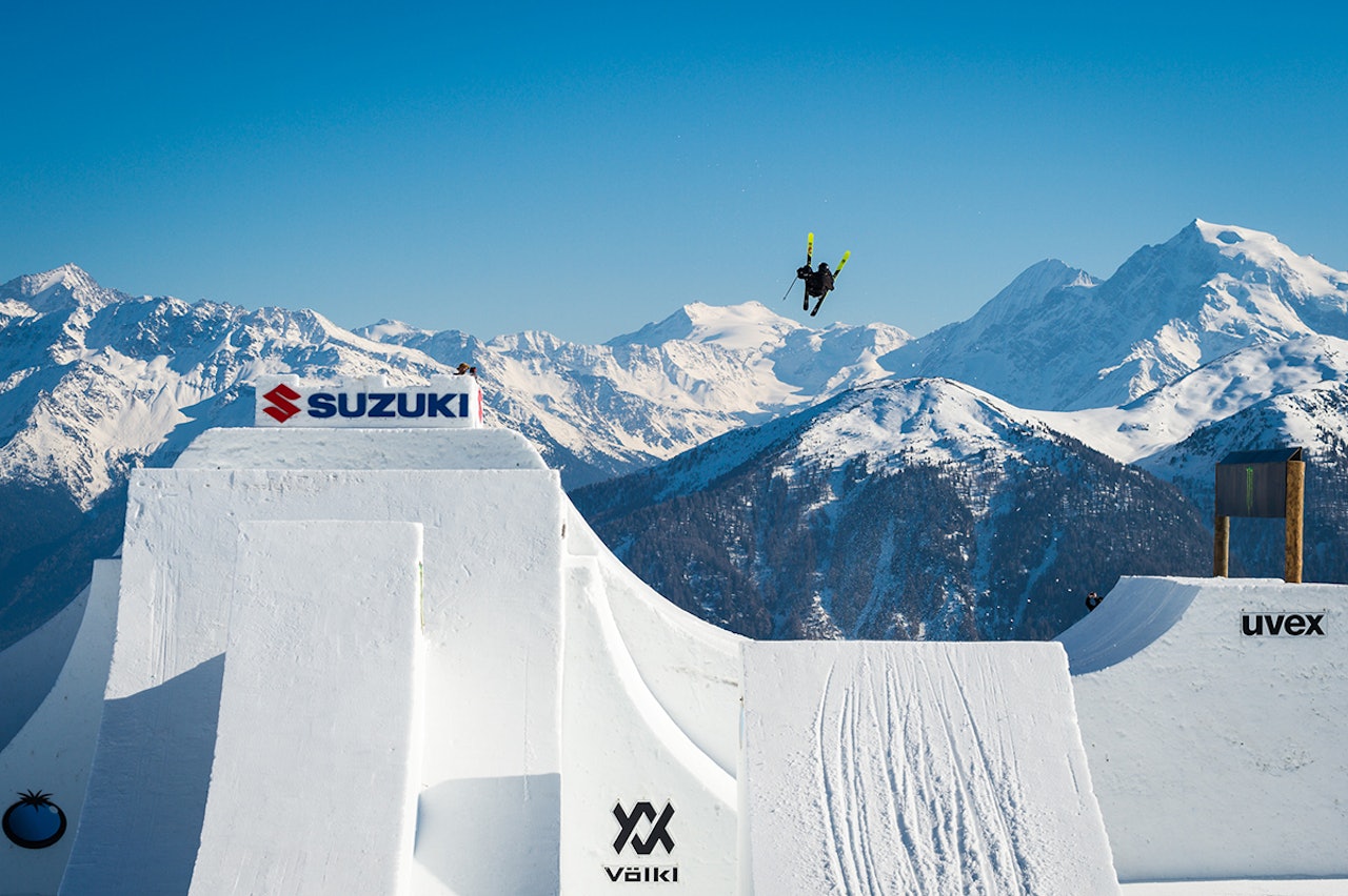 VERDENS FØRSTE: Her tar Andri Ragettli verdens første quadcork 1800. Foto: Klaus Polzer / Nine Knights VERDENS FØRSTE: Her tar Andri Ragettli verdens første quadcork 1800. Foto: Klaus Polzer / Nine Knights