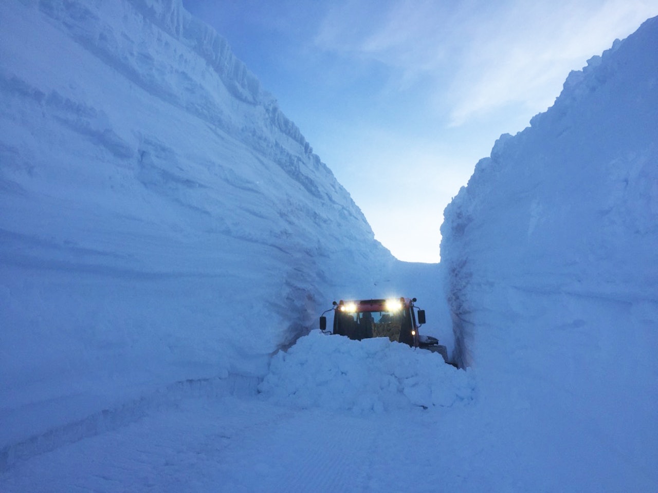 HØYT: Sjekk brøytekantene på Folgefonna. Foto: Visitfonna HØYT: Sjekk brøytekantene på Folgefonna. Foto: Visitfonna