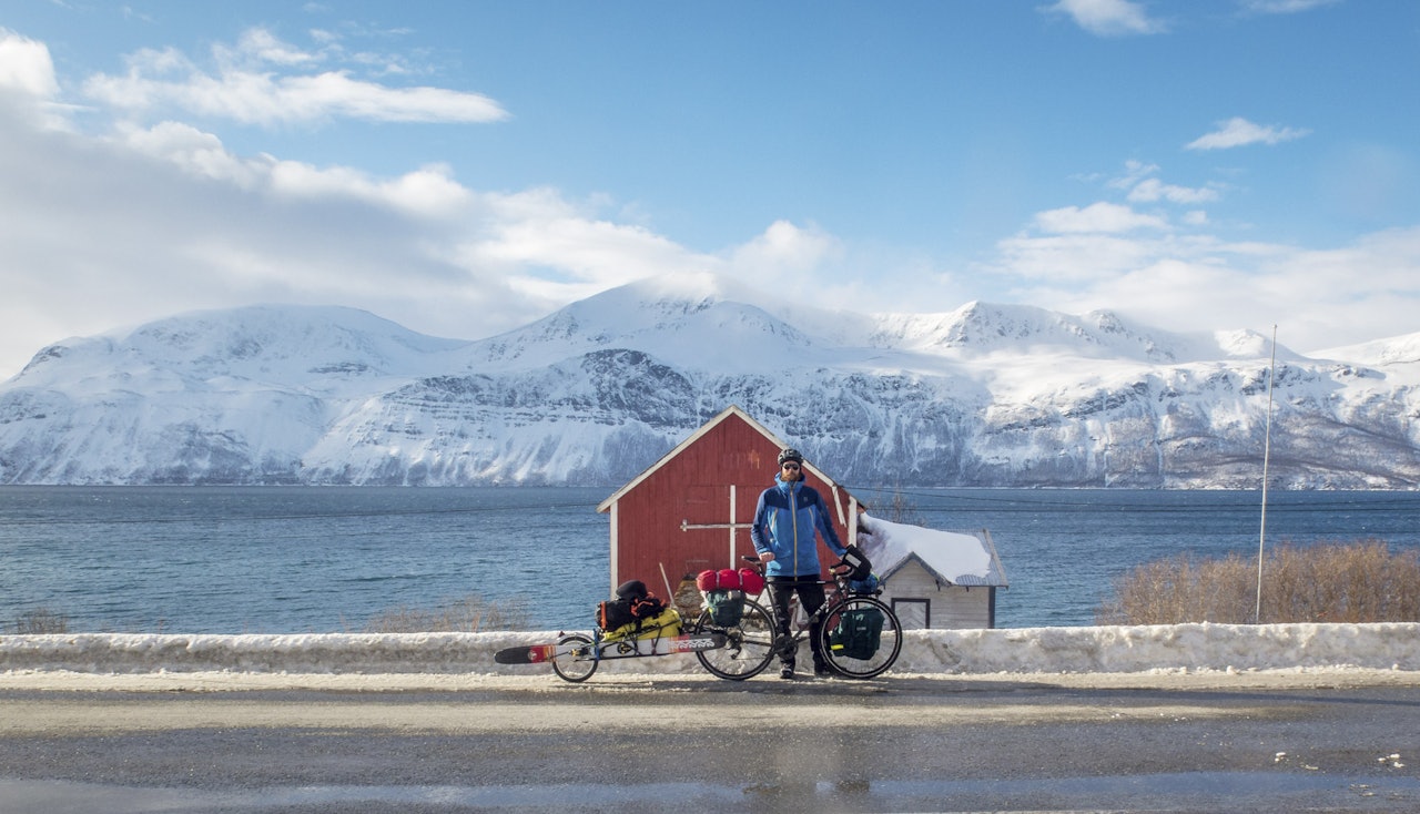 En velfortjent pause etter å ha forflyttet meg fra Tromsø til Lyngen på sykkel med alt nødvendig utstyr for å klare meg en uke i fjellet. 