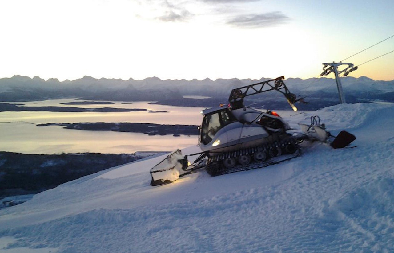 Løypemaskiner med vaier brukes til å heise snøen opp i anleggene og til å preppe svært bratte nedfarter. Men vaieren kan ta livet av en skikjører som treffer den. Foto: Privat Løypemaskiner med vaier brukes til å heise snøen opp i anleggene og til å preppe svært bratte nedfarter. Men vaieren kan ta livet av en skikjører som treffer den. Foto: Privat