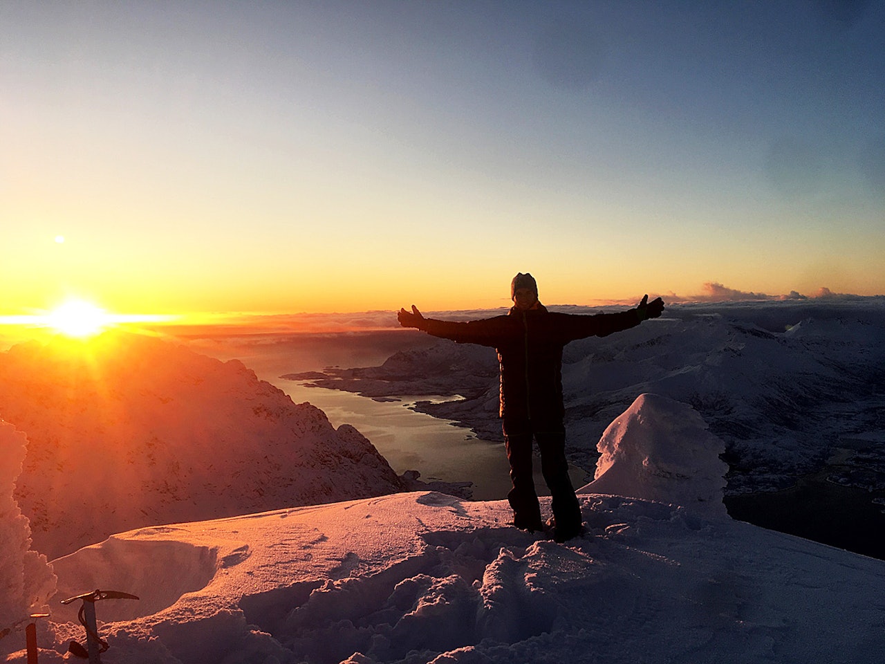 TOPPDAG: Einar Rosenhaug Bjørset på toppen av Geitgaljartind i Lofoten denne uka. Foto: Even Søberg TOPPDAG: Einar Rosenhaug Bjørset på toppen av Geitgaljartind i Lofoten denne uka. Foto: Even Søberg