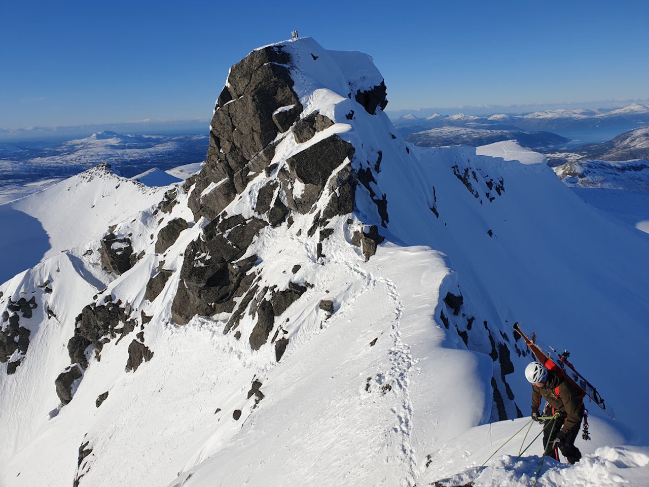MAI I MARS: Varmt og fint på Åbittinden på Nordmøre. Foto: Kristian Pettersen MAI I MARS: Varmt og fint på Åbittinden på Nordmøre. Foto: Kristian Pettersen