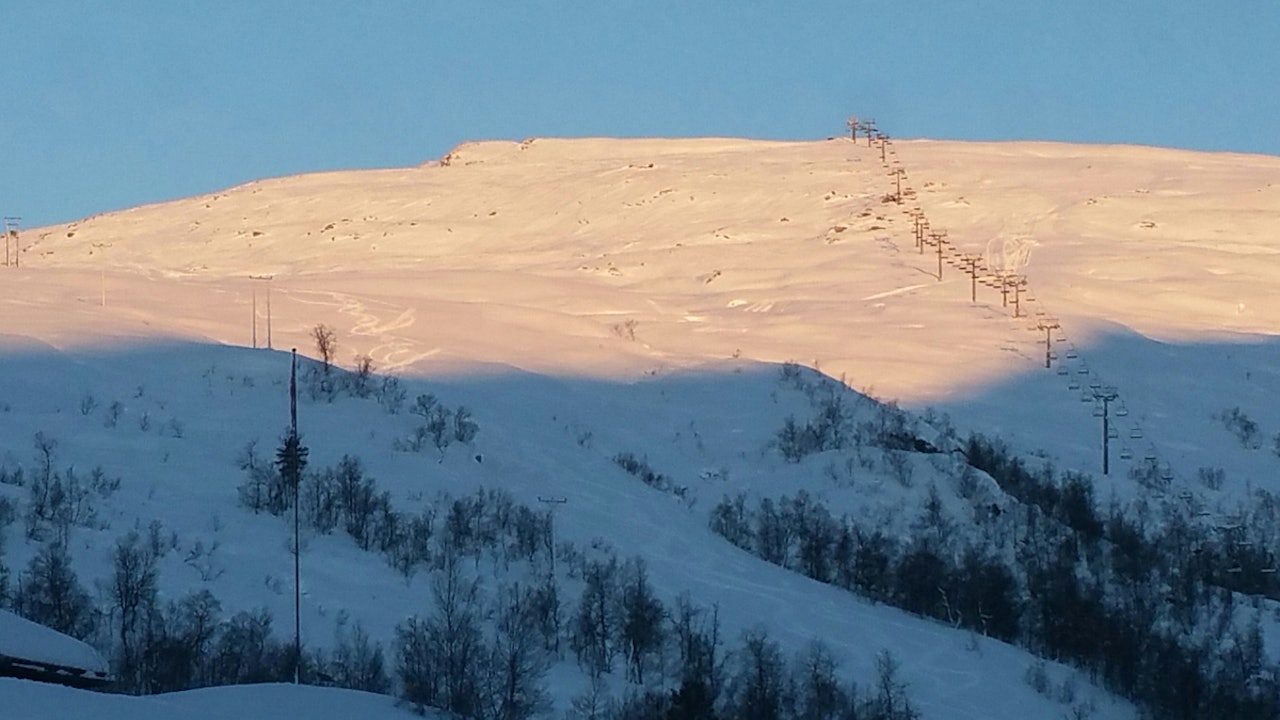 NEDSNØDD: Masse snø i Eikedalen skisenter, som åpner til helgen. Foto: Stig Vivelid-Nilssen