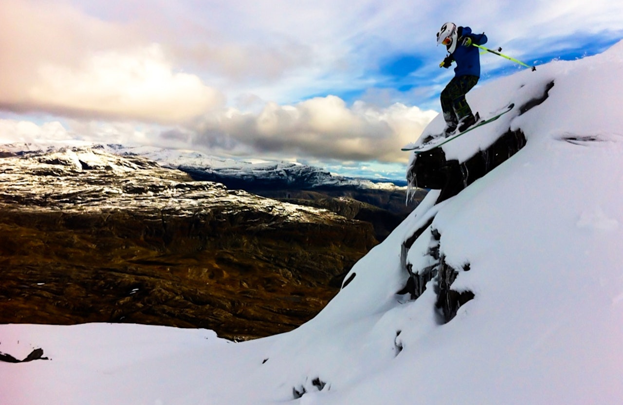 SØRE TINDEN: Styggtidlig skikjøring, ikke bare i tid på året, men i alder på skikjøreren også. 10 år gamle Vetle Gangeskar finner seg en oktoberhuck på Søre Tinden. Foto: Pelle Gangeskar Røldal haukeli topptur freeride frikjøring fri flyt guide