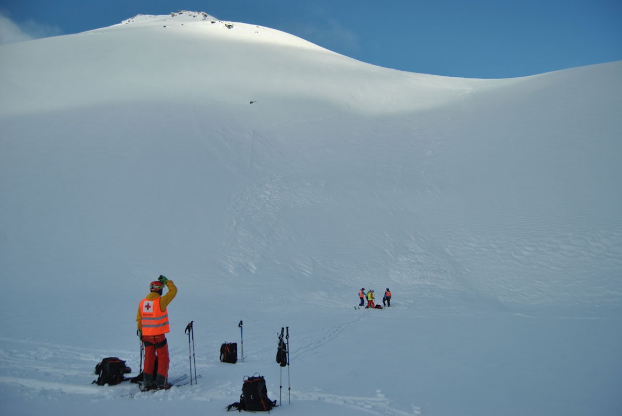 KREVENDE AKSJON: Skredfare, snøbyger og lavt skydekke gjorde det vanskelig for redningsmannskapene å komme inn til ulykkesstedet. Foto: Volda og Ørsta Røde Kors skredgruppe KREVENDE AKSJON: Skredfare, snøbyger og lavt skydekke gjorde det vanskelig for redningsmannskapene å komme inn til ulykkesstedet. Foto: Volda og Ørsta Røde Kors skredgruppe
