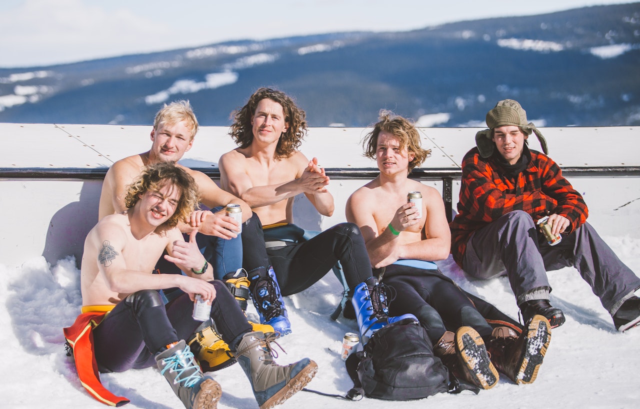 Surferne på Mushroom Crew tar seg en velfortjent pause! Foto: Process Films / Snowboardforbundet Surferne på Mushroom Crew tar seg en velfortjent pause! Foto: Process Films / Snowboardforbundet