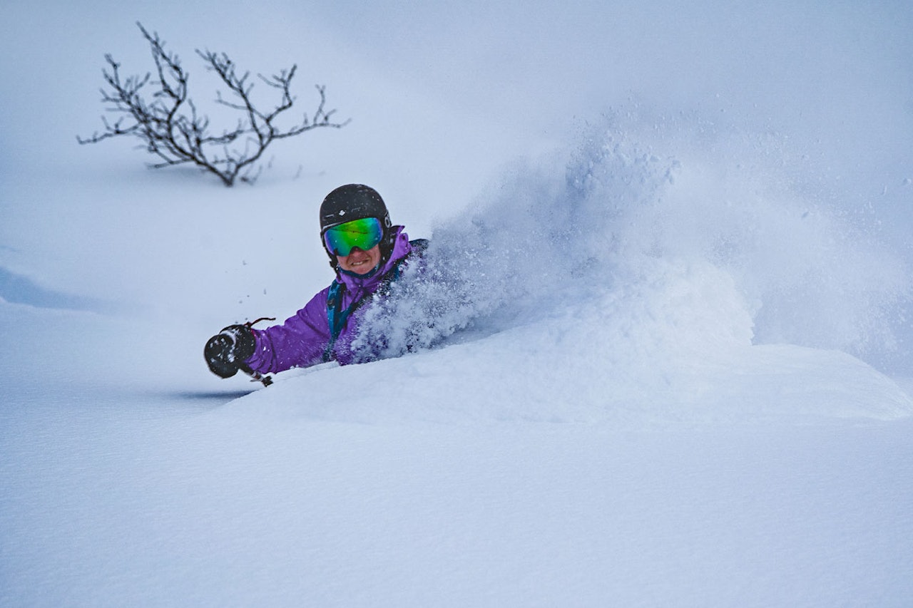 DYPT I STORDAL: Pernille Eriksdatter Giske nyter vanvittige snøforhold i Stordal på Sunnmøre denne helgen. Foto: Espen Mikkelborg DYPT I STORDAL: Pernille Eriksdatter Giske nyter vanvittige snøforhold i Stordal på Sunnmøre denne helgen. Foto: Espen Mikkelborg