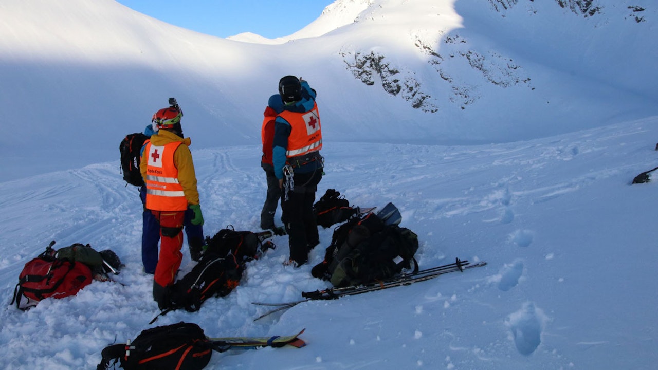 REDNINGSAKSJON: Mannen i 50-åra som omkom i skredet på Sunnmøre lørdag ble hentet ut mandag. Foto: Volda og Ørsta Røde Kors REDNINGSAKSJON: Mannen i 50-åra som omkom i skredet på Sunnmøre lørdag ble hentet ut mandag. Foto: Volda og Ørsta Røde Kors