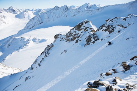 PÅ RYGG: I deilig snø setter Magnus Tveito fart fra ryggen under heiswiren og ned mot breen med Østerrikes høyestliggende alpinløyper under. Foto: Tore Meirik