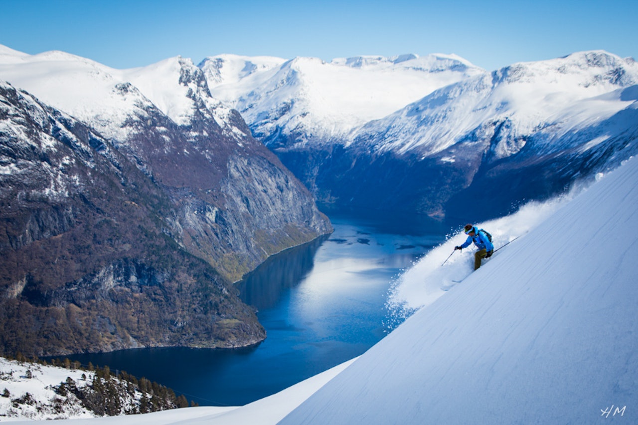 FOTOGRAFEN: Håvard Myklebust holder helst til ved fjorden. Her fra Kvitegga. Foto: Håvard Myklebust FOTOGRAFEN: Håvard Myklebust holder helst til ved fjorden. Her fra Kvitegga. Foto: Håvard Myklebust