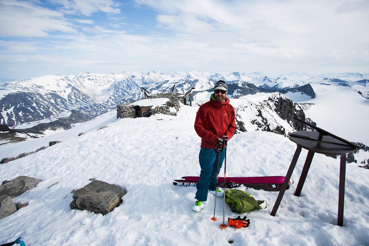 TIL TOPPS: Erlend Sande (på bildet) tok med Tore Meirik til toppen av Galdhøpiggen. Foto: Tore Meirik