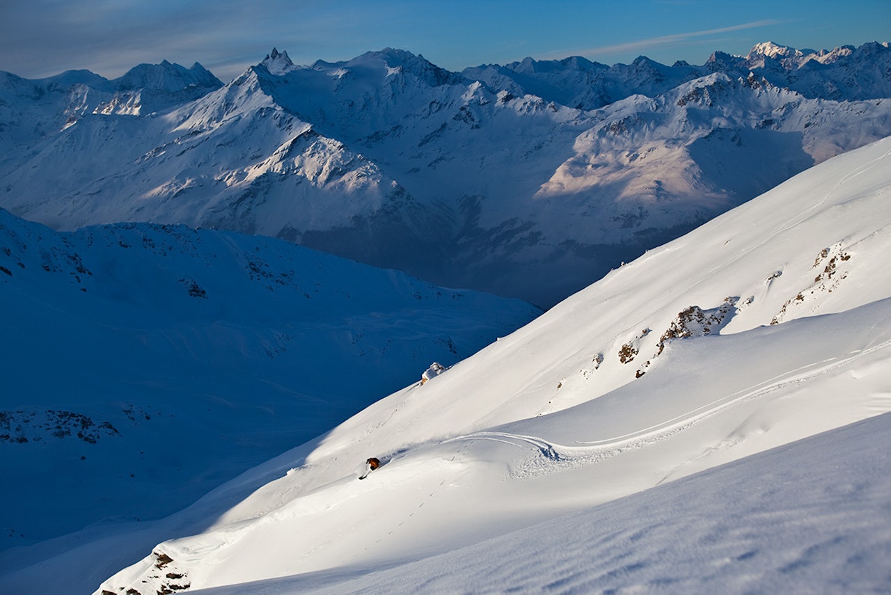 STORE OMGIVELSER: Både skiføre, skiterreng og vær klaffer på dette bildet fra Grimentz. Foto: Damian Cromwell