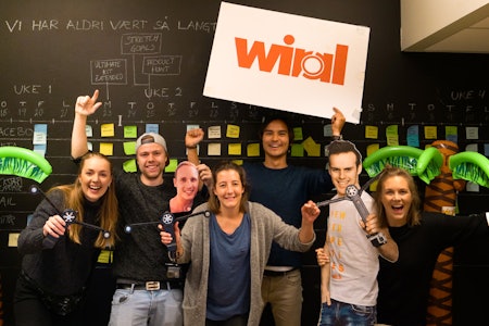 EN MILLION DOLLAR: Det norske kabelkamerasystemet Wiral fikk inn over en million dollar på folkefinansieringskampanjesiden Kickstarter. Ikke rart gründerne er fornøyde. Fra venstre: Andrea Holvik Thorson, Eivind Sæter, Osmund Bøe (i plakatform fordi han er i Kina og jobber mot produksjon), Helle Grande, Eivind Nervik Lea, Øivind Aabye (også han i plakatform pga kinatur) og Emilie Aabakken. Foto: Wiral EN MILLION DOLLAR: Det norske kabelkamerasystemet Wiral fikk inn over en million dollar på folkefinansieringskampanjesiden Kickstarter. Ikke rart gründerne er fornøyde. Fra venstre: Andrea Holvik Thorson, Eivind Sæter, Osmund Bøe (i plakatform fordi han er i Kina og jobber mot produksjon), Helle Grande, Eivind Nervik Lea, Øivind Aabye (også han i plakatform pga kinatur) og Emilie Aabakken. Foto: Wiral