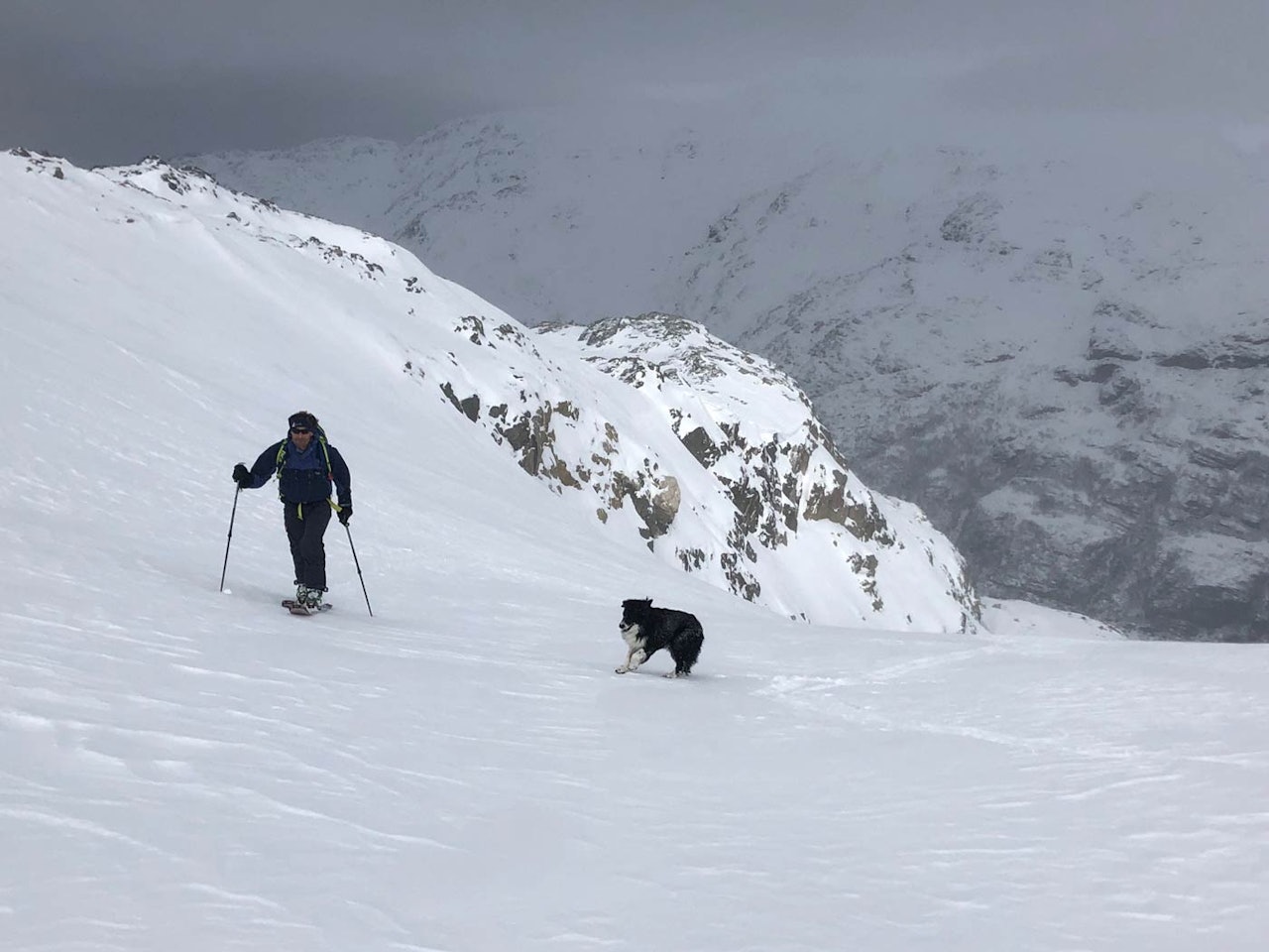 Muligheter. Mange fjellområder har mindre snø enn normalt. Petter Andresen og Wiggo viser at det finnes muligheter. Foto: Audun Holmøy Røhrt