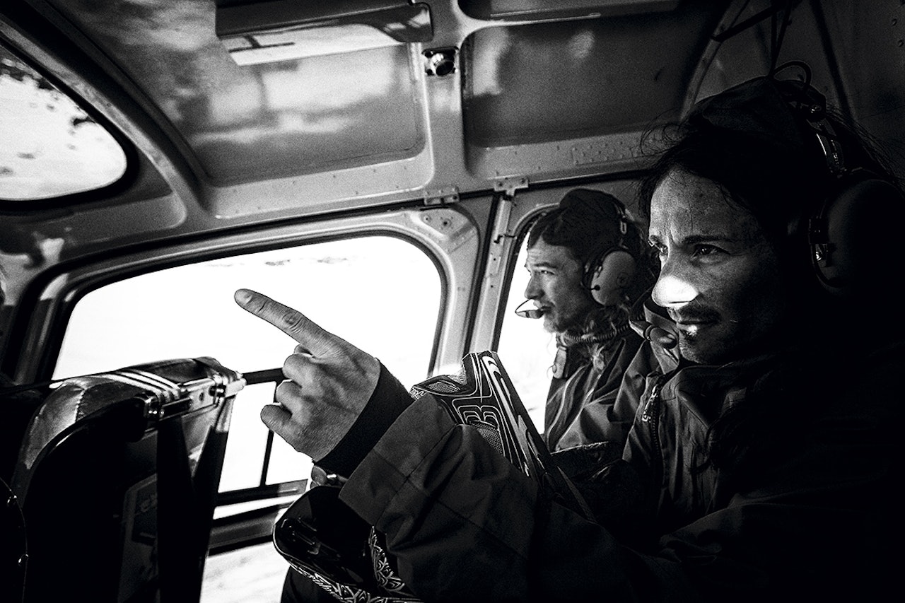 VINDU-SHOPPING: Seth Morrison (t.h) og Sage Cattebriga-Alosa kikker på linjene de skal kjøre, fra helikopteret. En vanlig dag på jobben for en frikjøringsproff i 40-åra. Foto: Grant Gunderson