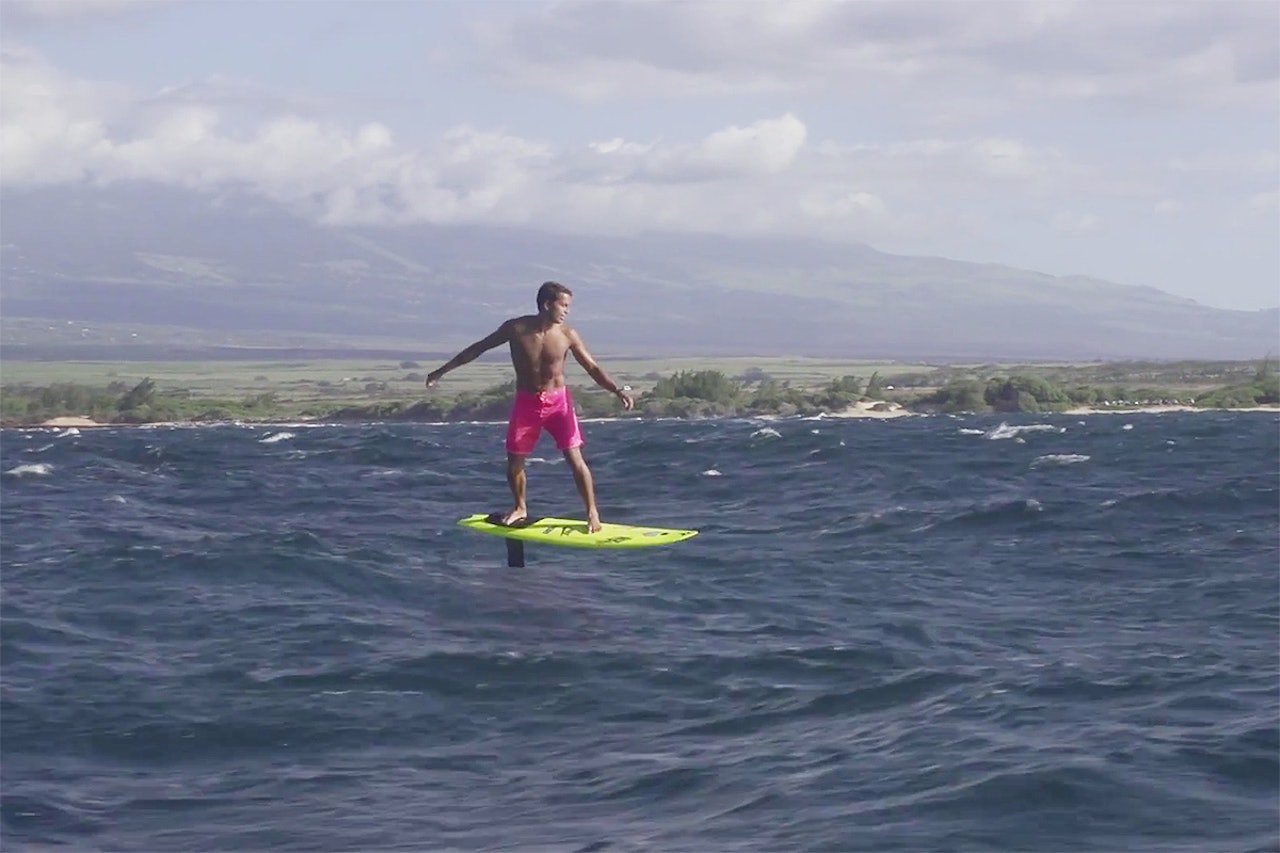 SURFER: Se Kai Lenny surfe med hydrofoil. Foto: Skjermdump