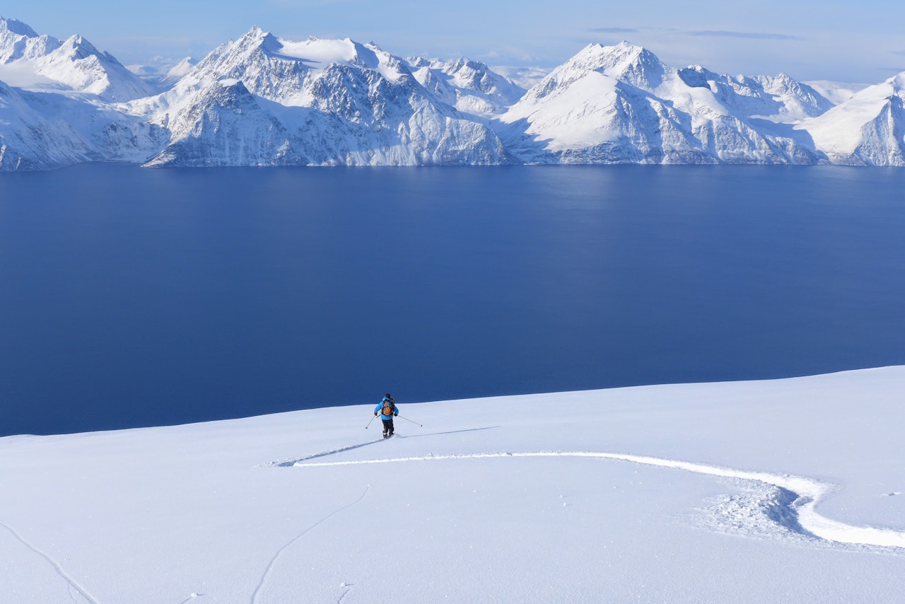 SKIPARADIS: I Kjervøy, Nordreisa og Kvænangen finnes det flotte fjell som forhåpentligvis skal trekke skifolk nordover. Foto: Georg Sichelschmidt SKIPARADIS: I Kjervøy, Nordreisa og Kvænangen finnes det flotte fjell som forhåpentligvis skal trekke skifolk nordover. Foto: Georg Sichelschmidt