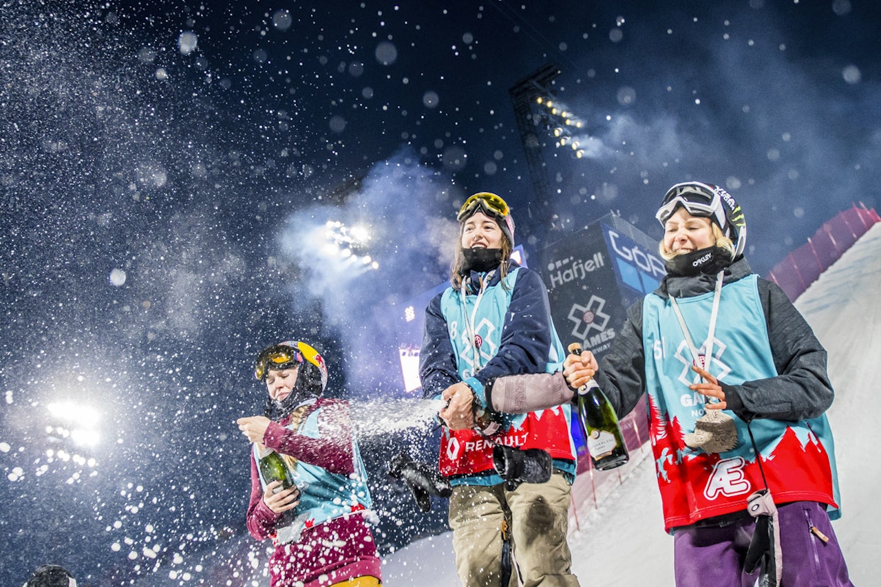 TIDENES FINALE: Det ble en sendefest av de sjeldne under kvinnenes Big Air-finale i Hafjell. Foto: Olav Standal Tangen TIDENES FINALE: Det ble en sendefest av de sjeldne under kvinnenes Big Air-finale i Hafjell. Foto: Olav Standal Tangen