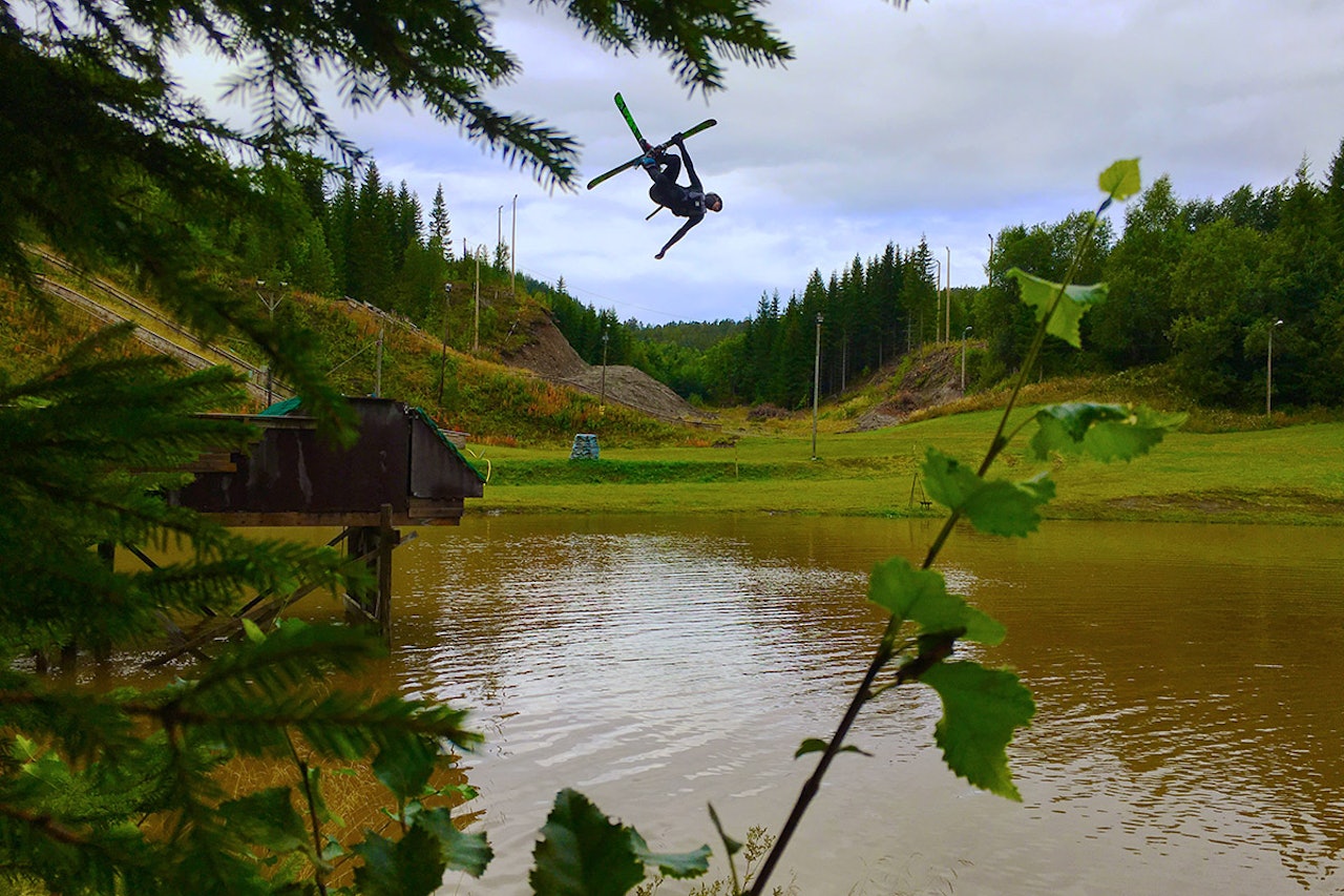 VANNHOPP: Her trener Rødde inn triksene. Foto: Fredrik Lode VANNHOPP: Her trener Rødde inn triksene. Foto: Fredrik Lode