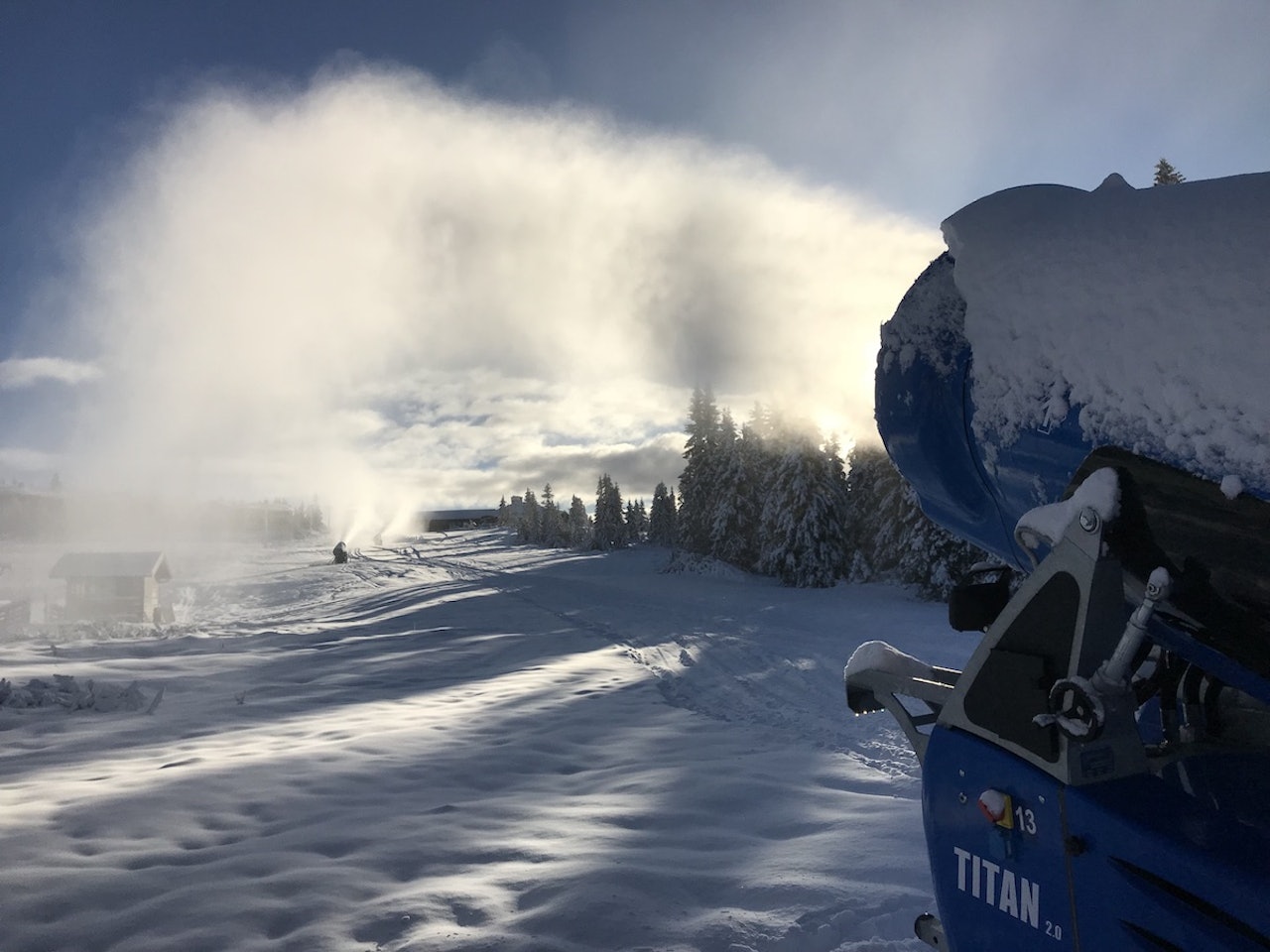 FOR VARMT: Hafjell har lagt en del snø, og skulle etter planen åpne førstkommende helg. Men mildvær har satt kjepper i hjulene for åpningen. FOR VARMT: Hafjell har lagt en del snø, og skulle etter planen åpne førstkommende helg. Men mildvær har satt kjepper i hjulene for åpningen.