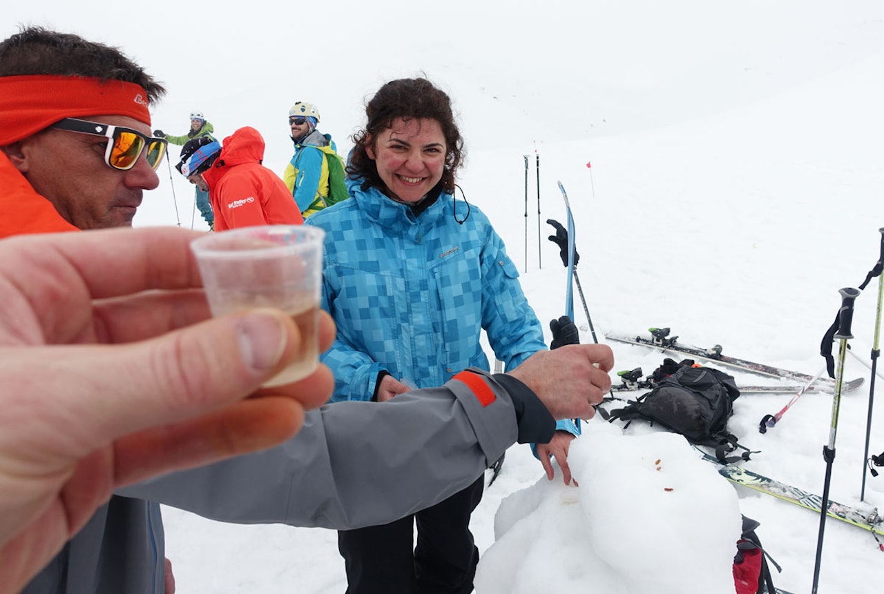 ENERGIPÅFYLL: Av totalt tre sjekkpunkter i randonéekonkurransen Pierra Creta ble det servert hjemmebrent med honning på to av dem. Foto: Tore Meirik ENERGIPÅFYLL: Av totalt tre sjekkpunkter i randonéekonkurransen Pierra Creta ble det servert hjemmebrent med honning på to av dem. Foto: Tore Meirik
