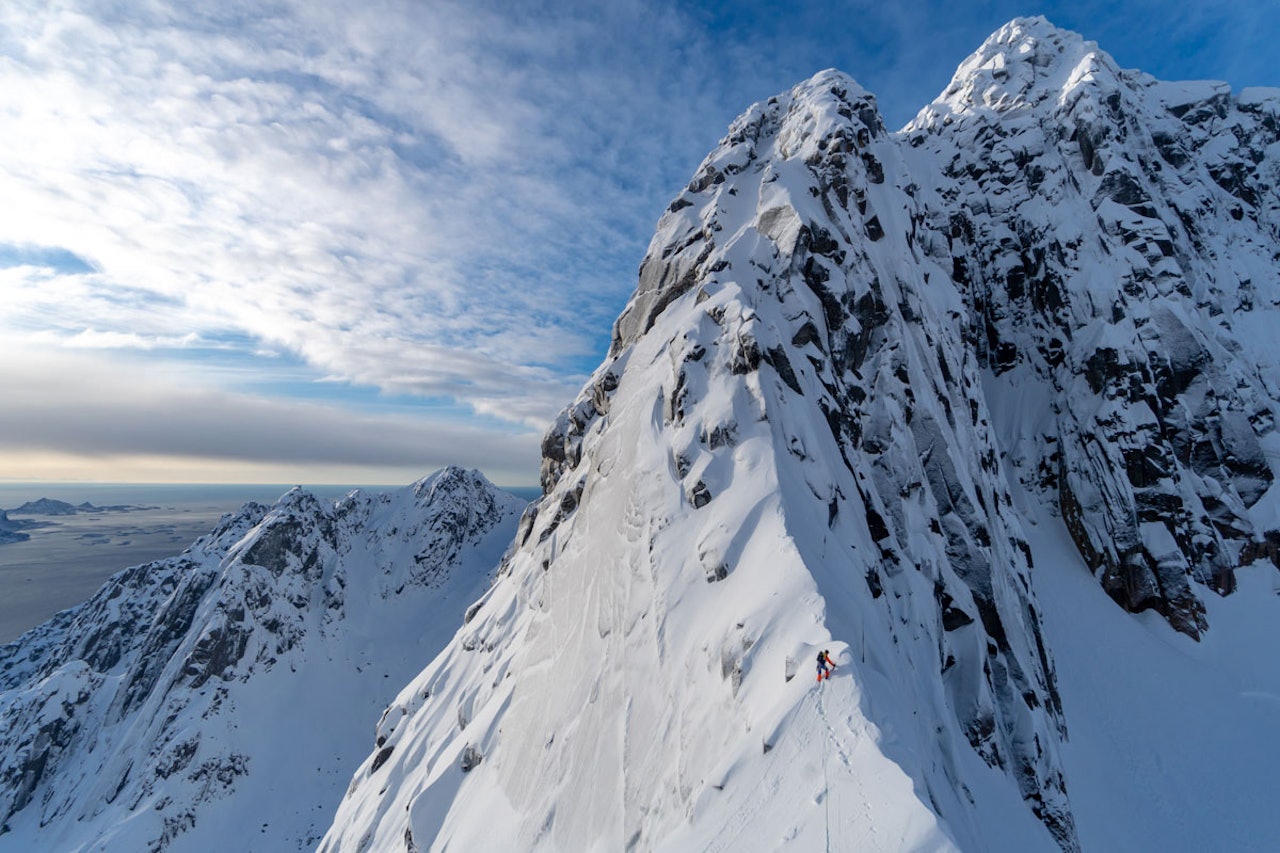 TOPPEGGEN: Smalt, luftig og stilig på Rulten (1062 moh) i Lofoten. Foto: Signar André Nilsen