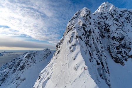 TOPPEGGEN: Smalt, luftig og stilig på Rulten (1062 moh) i Lofoten. Foto: Signar André Nilsen