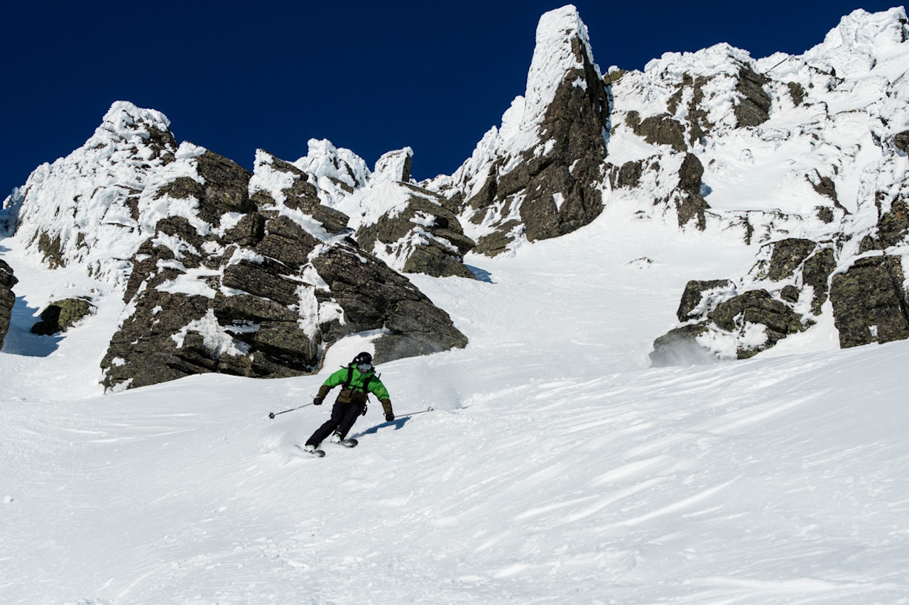 FLOTTE FORHOLD: Gjengen fikk gode forhold på toppturen til Skårasalen. Foto: Olav Standal Tangen FLOTTE FORHOLD: Gjengen fikk gode forhold på toppturen til Skårasalen. Foto: Olav Standal Tangen
