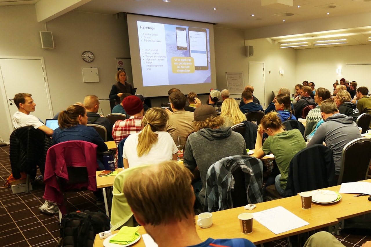 FRIR TIL ALLE: Marit Svarstad Andresen redegjorde for viktigheten av at så mange som mulig bidrar til skredvarslinga ved å bruke Regobs-appen. Foto: Tore Meirik