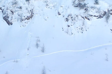 SKADET: Her ligger Dennis Risvoll i snøen etter et dramatisk kræsj i Fieberbrunn i dag. Heldigvis skal han ikke være alvorlig skadet.
