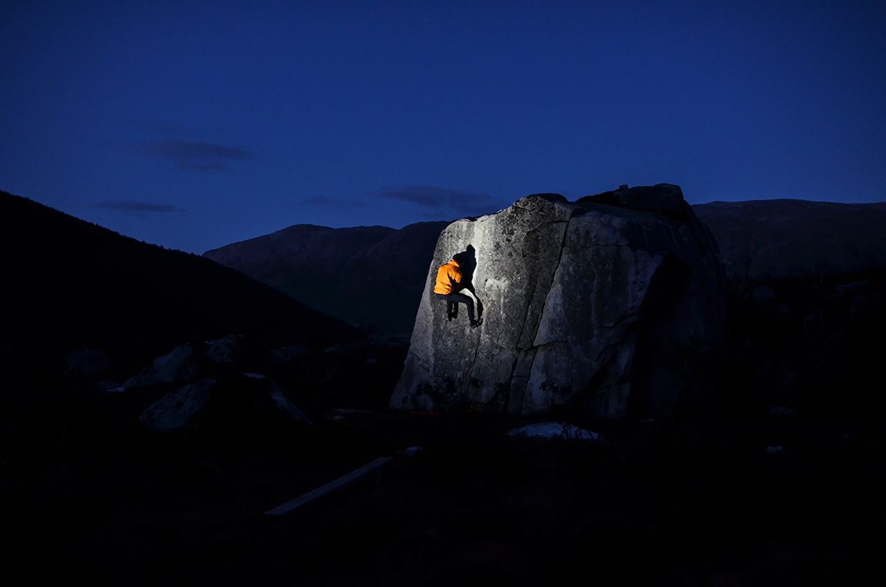 BEST AV TO: Ola Roalkvam gikk til topps med dette bildet fra buldring på Kvaløya i Troms.