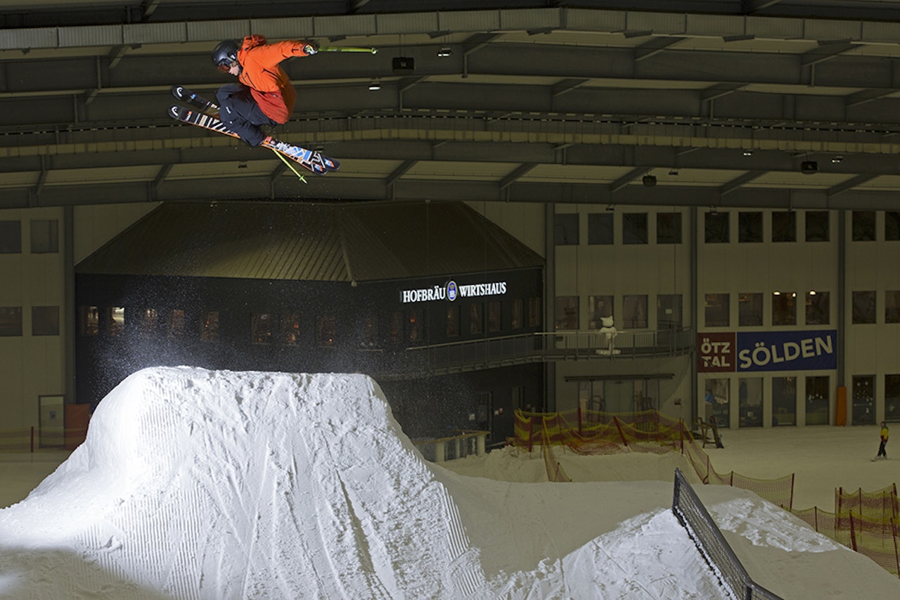 INNEHIP: Anders Backe flyr inne i skihallen i Bispingen i Tyskland. Foto: Kalle Hägglund