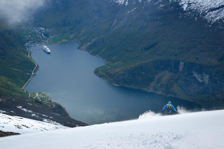 På ein fortopp til Middagshornet. Kolåstinden ruvar over Romerdalen. Foto: Håvard Myklebust. På ein fortopp til Middagshornet. Kolåstinden ruvar over Romerdalen. Foto: Håvard Myklebust.
