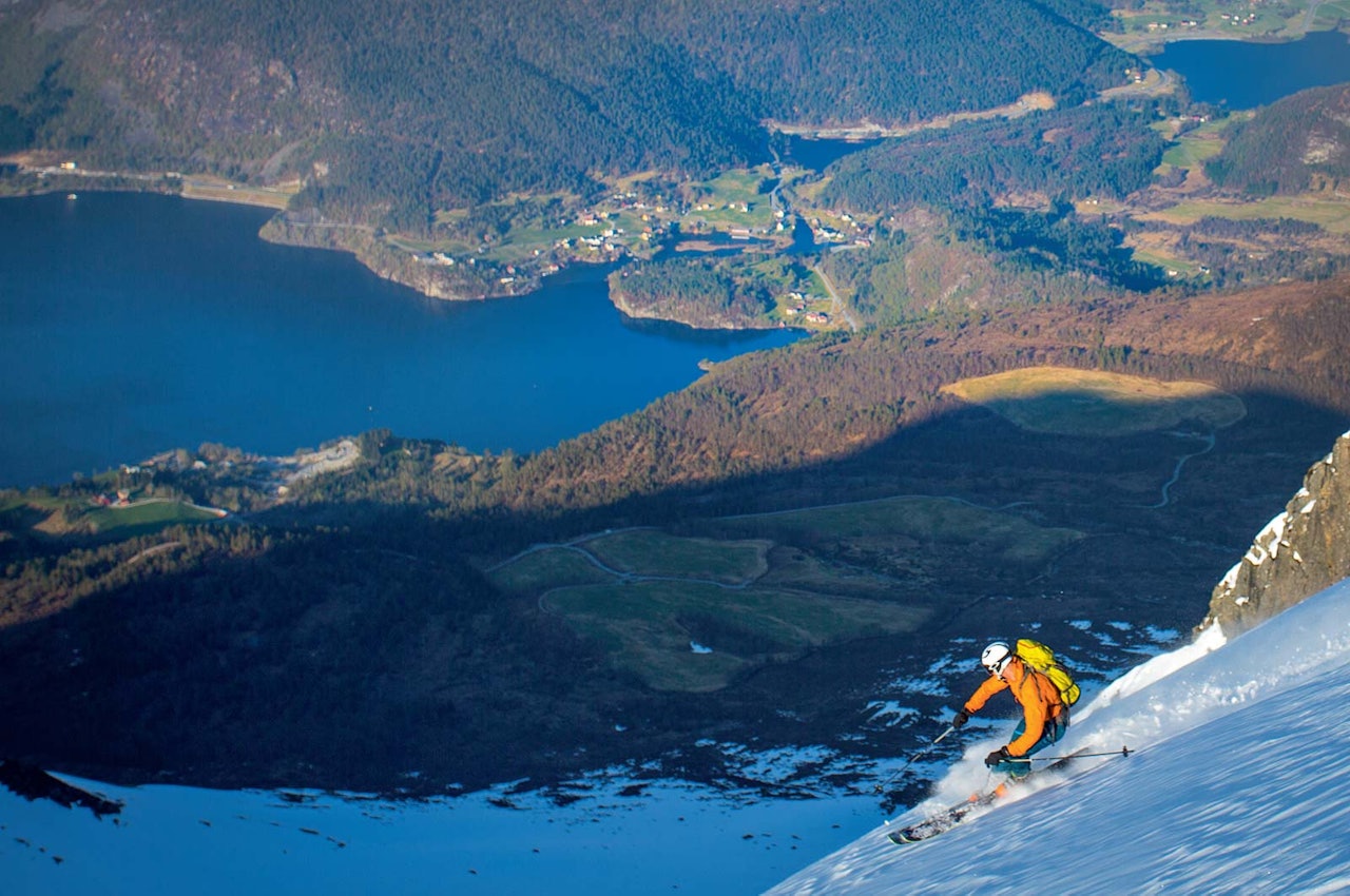 Skarpe kontrastar mellom kvit vårsnø, grøne markar og blå fjord frå ei alternativ nedkøyring frå Lisje Eidskyrkja. Foto: Håvard Myklebust Skarpe kontrastar mellom kvit vårsnø, grøne markar og blå fjord frå ei alternativ nedkøyring frå Lisje Eidskyrkja. Foto: Håvard Myklebust