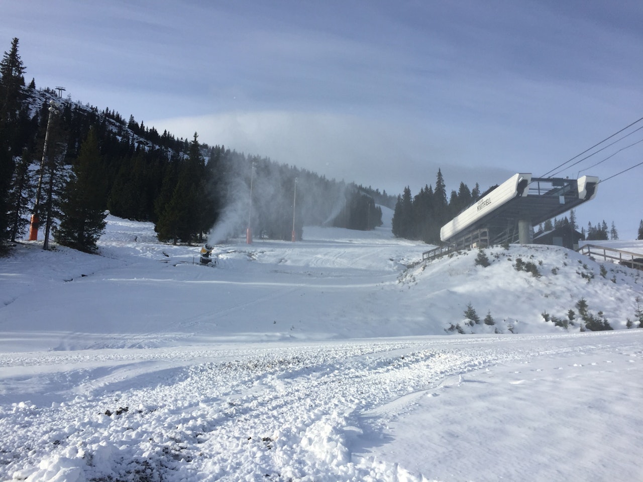 KVITFJELL: Kunstsnøproduksjonen er i full gang, og ambisjonen er å åpne skianlegget på Kvitfjell førstkommende helg. Foto: Vibeke Fürst Holtmann