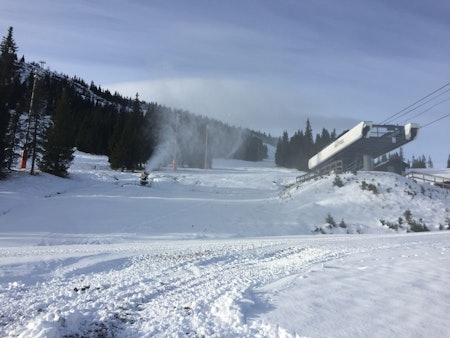 KVITFJELL: Kunstsnøproduksjonen er i full gang, og ambisjonen er å åpne skianlegget på Kvitfjell førstkommende helg. Foto: Vibeke Fürst Holtmann