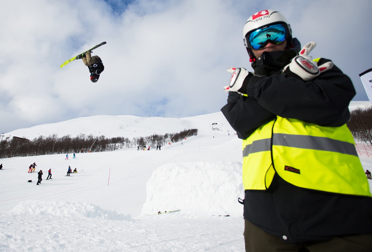STIL: Det lønte seg å droppe dobbelflipsa og heller gå for stil – Trym Sunde Andreassen gjorde nettopp det og vant norgescuprunden i slopestyle i Oppdal lørdag. Kulvakt Jens Renander er fornøyd med det. Foto: Tore Meirik STIL: Det lønte seg å droppe dobbelflipsa og heller gå for stil – Trym Sunde Andreassen gjorde nettopp det og vant norgescuprunden i slopestyle i Oppdal lørdag. Kulvakt Jens Renander er fornøyd med det. Foto: Tore Meirik