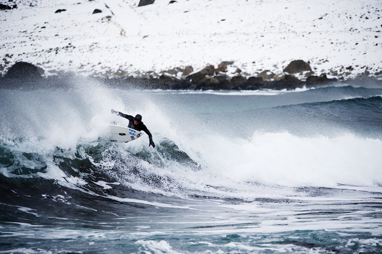 VAKKERT: Sara Gilje skal vise at man kan surfe i Lofoten også på vinteren. Her fra en tidligere anledning. Foto: Øystein Kvanneid