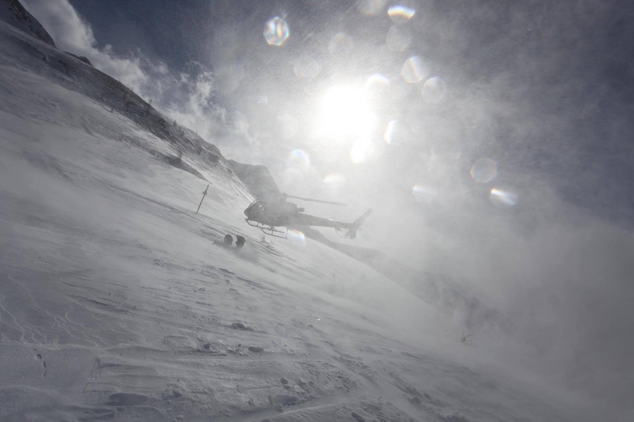 OMKOMMET: Minst tre personer er bekreftet omkommet. Her landet politihelikopteret i nærheten av skredet. Foto: Erling Knudsen OMKOMMET: Minst tre personer er bekreftet omkommet. Her landet politihelikopteret i nærheten av skredet. Foto: Erling Knudsen