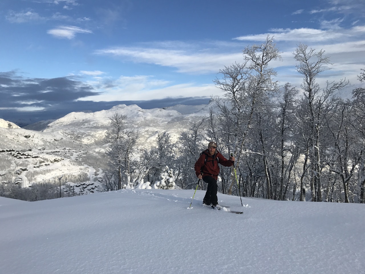 SNØSØKAREN: David Underland finn den fyrste snøen over Hemsedal. Foto: Torkel Karoliussen. SNØSØKAREN: David Underland finn den fyrste snøen over Hemsedal. Foto: Torkel Karoliussen.