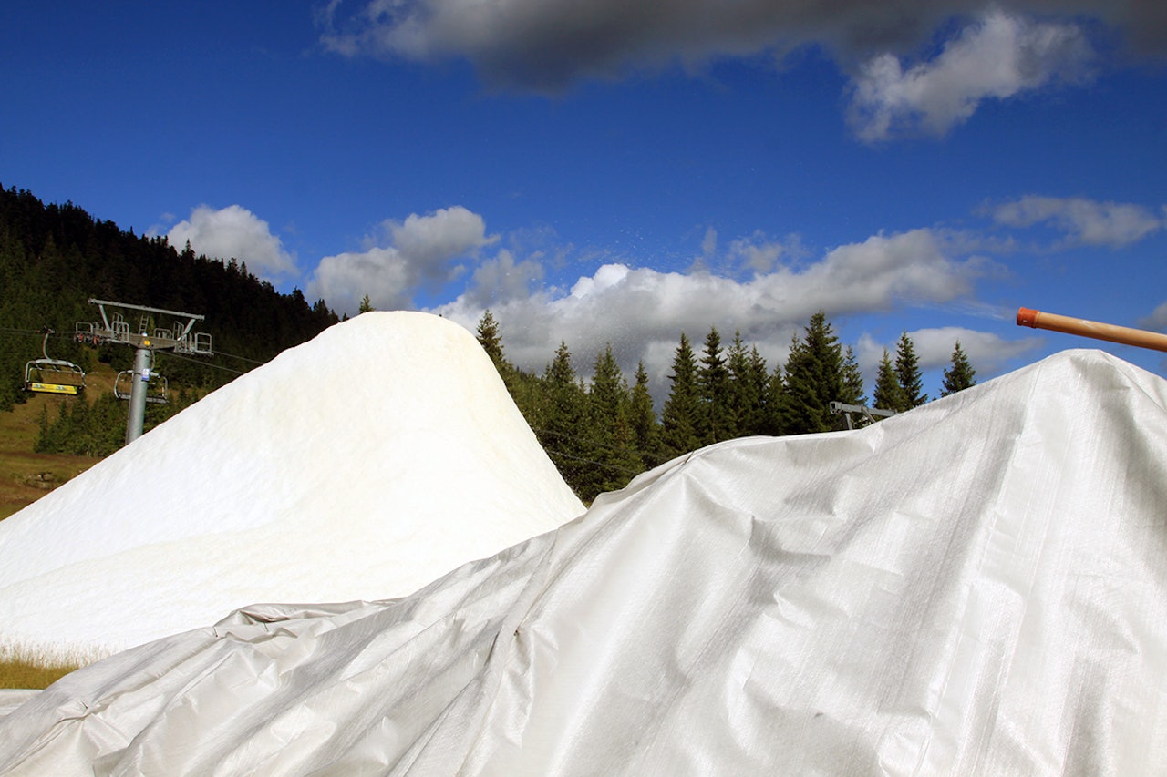 TIDLIGÅPNING: Snøkanonene har allerede begynt å gå i Sjusjøen Skisenter. Her fra i fjor. Foto: Sjusjøen Skisenter TIDLIGÅPNING: Snøkanonene har allerede begynt å gå i Sjusjøen Skisenter. Her fra i fjor. Foto: Sjusjøen Skisenter
