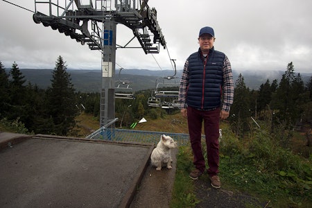 LOVER ET LIKE GODT PRODUKT: Daglig leder i Oslo Vinterpark Espen Bengston er klar på at anlegget må legge den snøen som skal til for å få det produktet de pleier å ha. Foto: Anders Holtet SAMME PRIS: Oslo Vinterpark fortsetter med sesongkortprisene som i fjor. Her er daglig leder Espen Bengtson. Foto: Anders Holtet