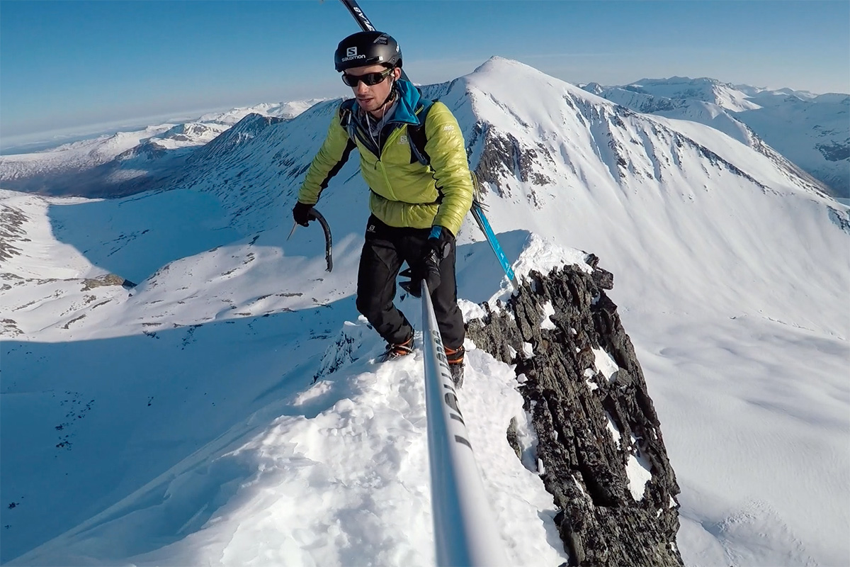 TIL TOPPS: Følg Kilian Jornets spektakulære vei til toppen av Kirketaket. Foto: Skjermdump