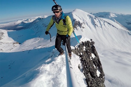 TIL TOPPS: Følg Kilian Jornets spektakulære vei til toppen av Kirketaket. Foto: Skjermdump TIL TOPPS: Følg Kilian Jornets spektakulære vei til toppen av Kirketaket. Foto: Skjermdump