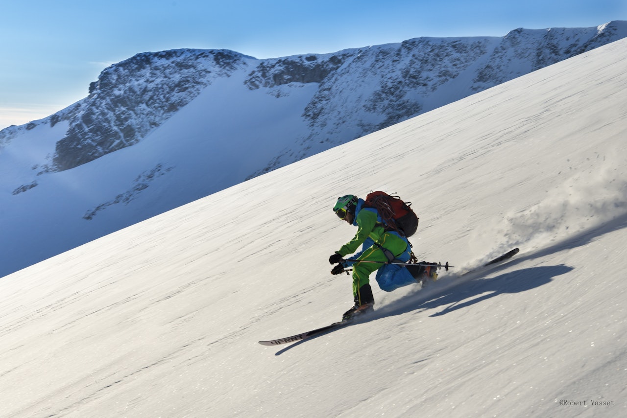 MORGENSTUND: Are Moníz Wergeland kjører i nydelig føre på Steindalsnosi onsdag denne uka. Foto: Robert Vasset. MORGENSTUND: Are Moníz Wergeland kjører i nydelig føre på Steindalsnosi onsdag denne uka. Foto: Robert Vasset.