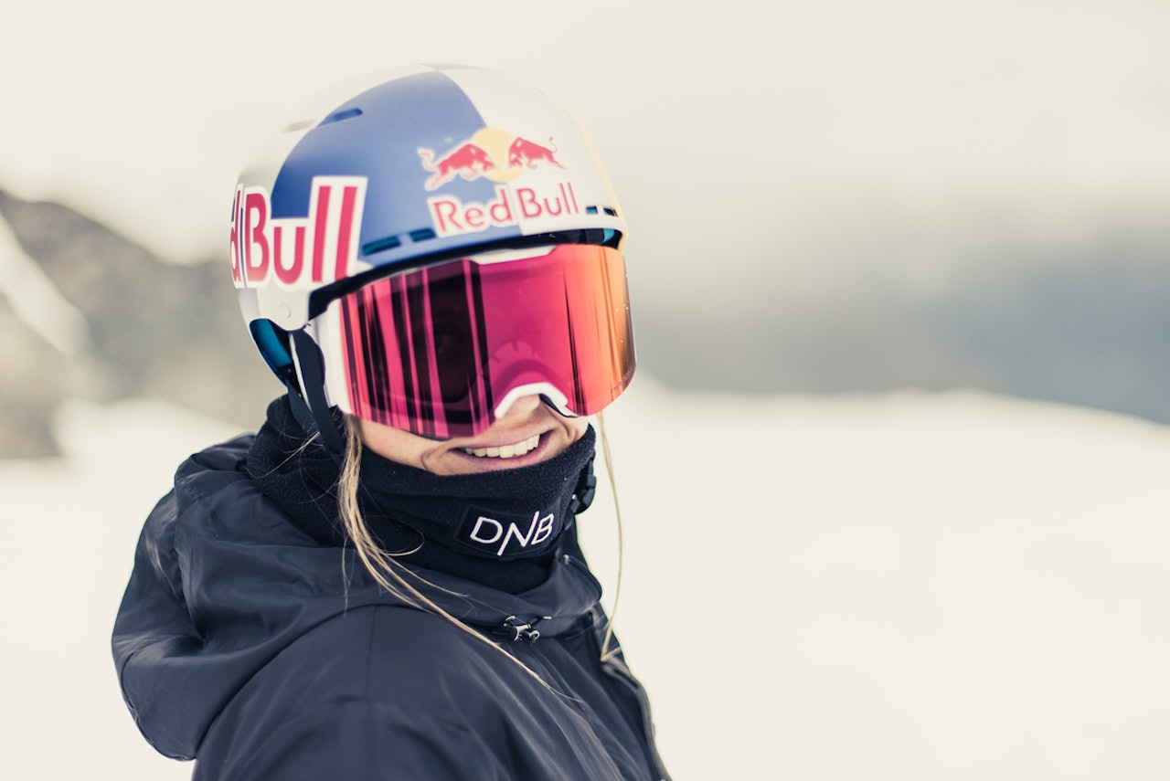 SKADEFORFULGT: Tiril Sjåstad Christiansen fikk e ny smell i kneet på samling i Sveits og er ute i fire til seks uker. Foto: Luke Ocho Allen/ Nor Freeski SKADEFORFULGT: Tiril Sjåstad Christiansen fikk e ny smell i kneet på samling i Sveits og er ute i fire til seks uker. Foto: Luke Ocho Allen/ Nor Freeski