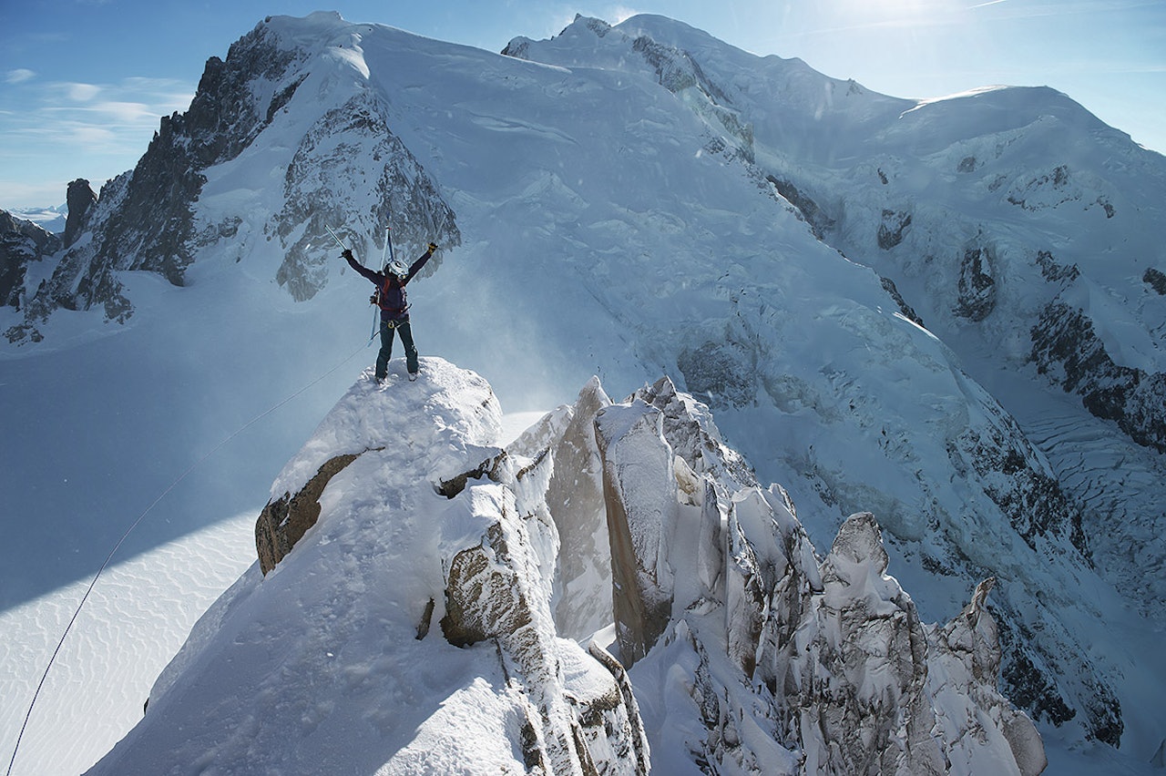 BORTE: Ifølge seg selv er ikke Anja noen ekspert i bratte fjell, men på fotoshoot i Chamonix finner hun ne linjer ved hjelp av isøks, stegjern og tau. Foto: Johan Wildhagen 